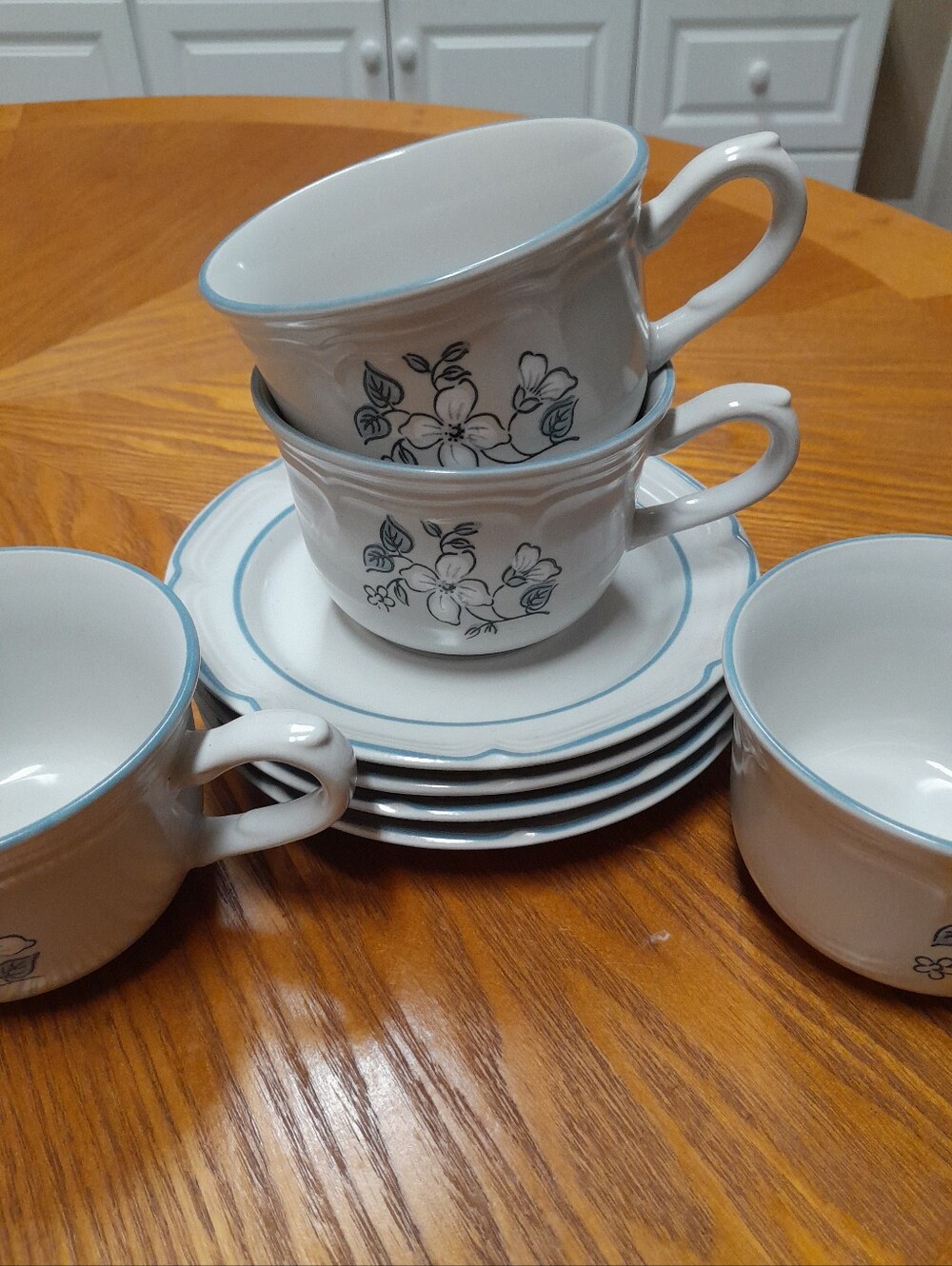 Vintage Covington Avondale Stoneware 4 Teacup & 4 Saucers  Size:OS